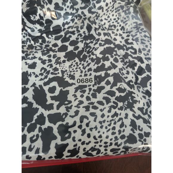 Hilary Radley Printed Blouse Small Black VNeck Short Sleeve Office Lightweight - Picture 9 of 10